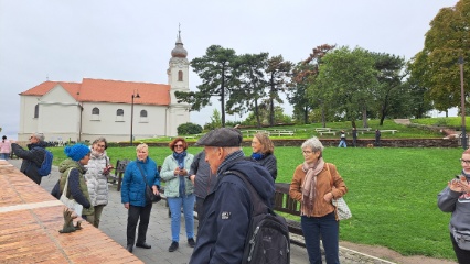 Spaziergang mit Blick auf die Abtei-Kirche